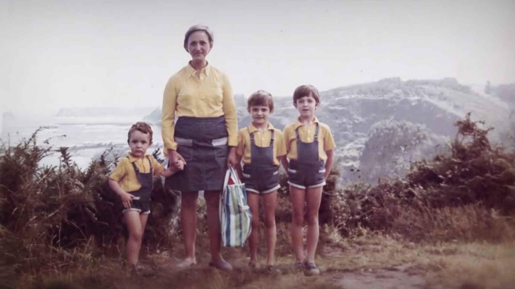 Jesús Calleja con su madre y sus hermanos de excursión.
