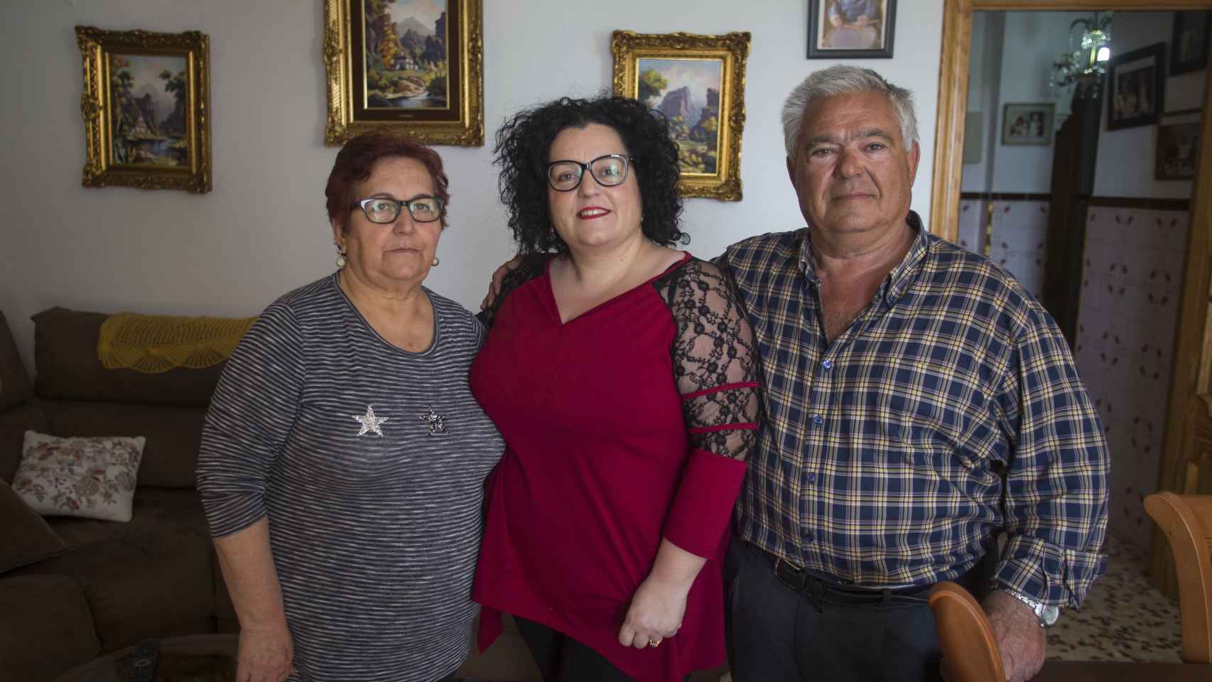 Antonia junto a sus padres Manolo y Antonia, de 65 y 62 años, en Conil de la frontera (Cádiz).