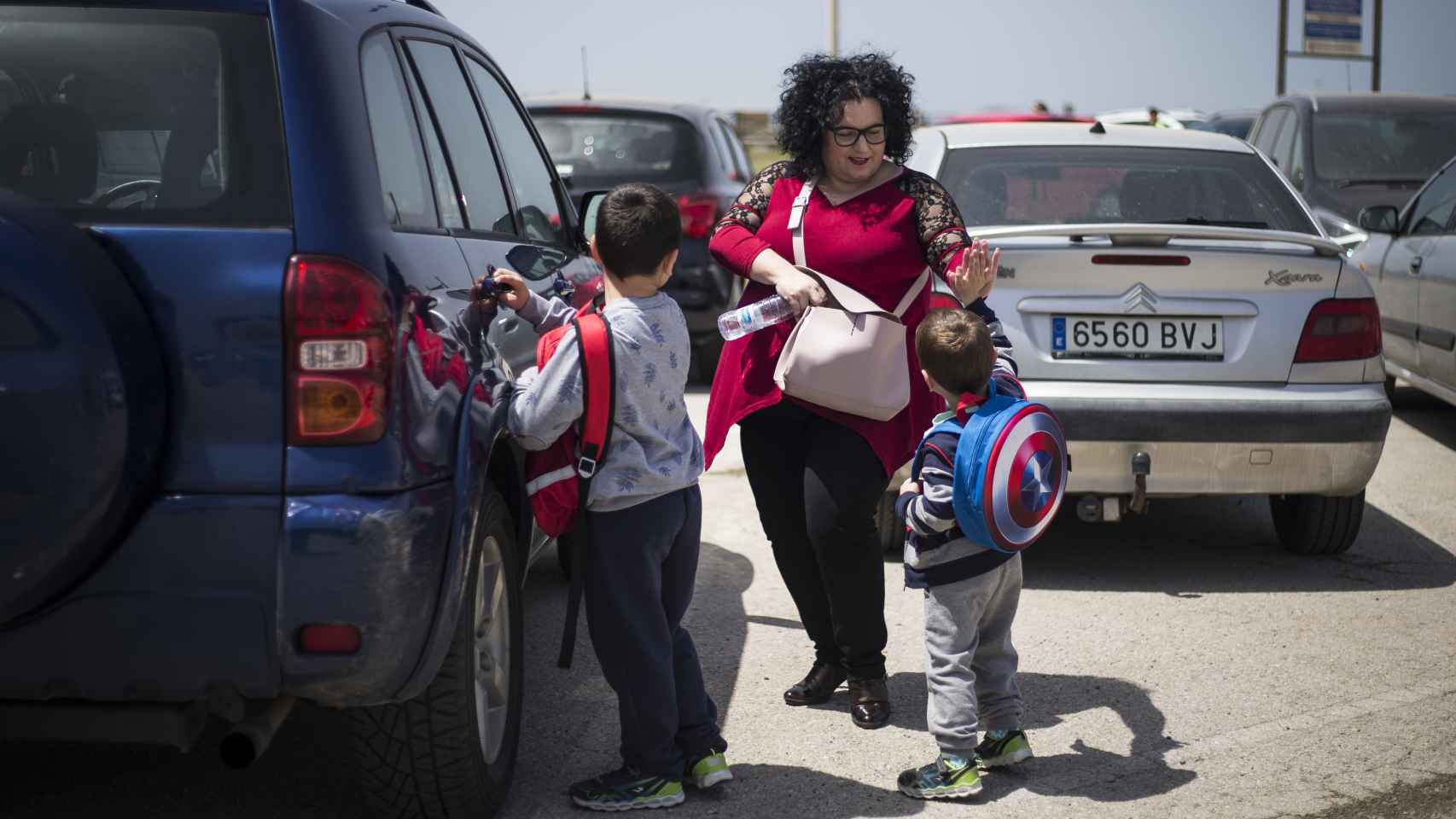 Antonia tras recoger a sus hijos a la salida de la escuela.