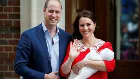 El príncipe Guillermo y Kate Middleton presentando a su hijo.