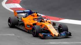 Fernando Alonso dejó buenas sensaciones durante su primer día en Bakú.
