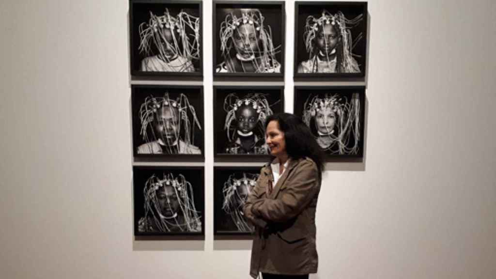 Isabel Muñoz en su exposición 'La antropología de los sentimientos', de 2018