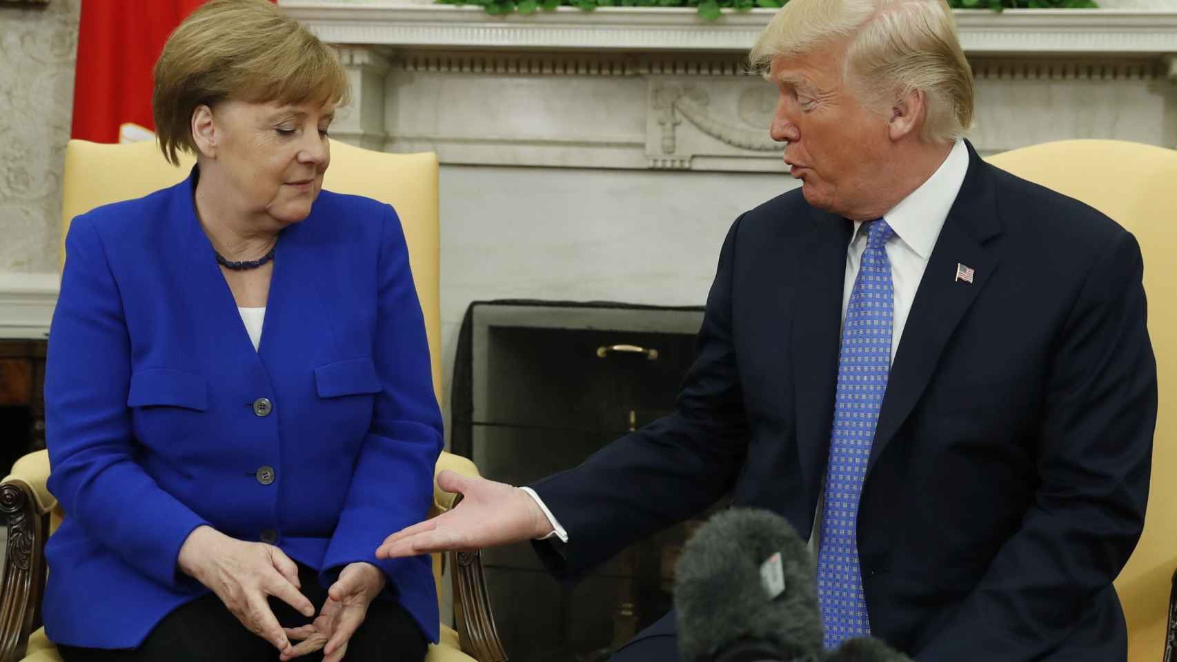 Trump tiende la mano a Merkel durante su reunión en el Despacho Oval