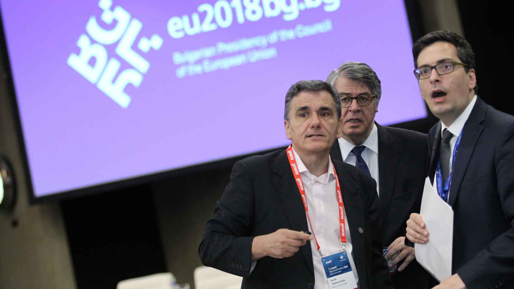 El ministro Euclides Tsakalotos y su equipo durante el Eurogrupo