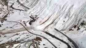 Así fue la brutal avalancha que sepultó una carretera en Suiza