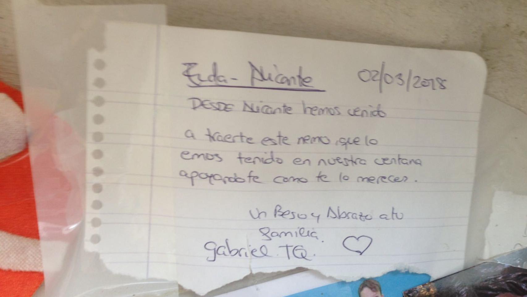 Esta es una de las notas que rodean la tumba del pequeño Gabriel en Níjar. Flores, amuletos, mensajes... Son pequeños homenajes que allí depositan quienes se acercan al lugar.