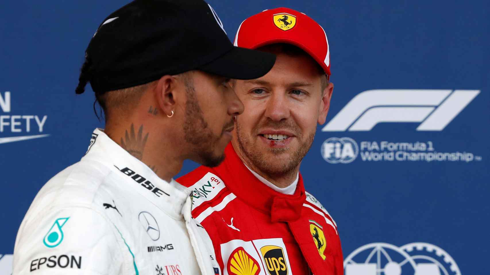 Vettel, que saldrá primero en Bakú, mira a Hamilton, que partirá segundo.