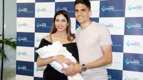 Marc Bartra y Melissa Jiménez presentan a su segunda hija.