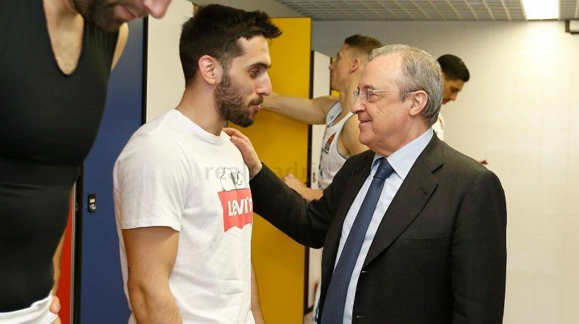 Facundo Campazzo es felicitado por Florentino Pérez