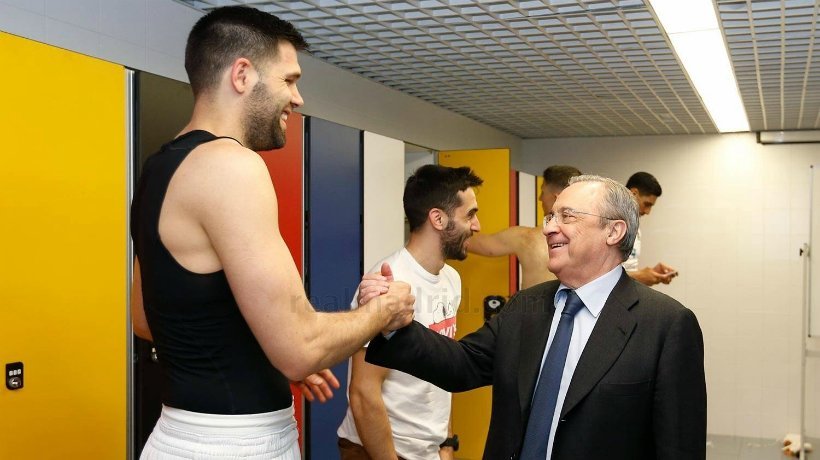 Felipe Reyes es felicitado por Florentino Pérez