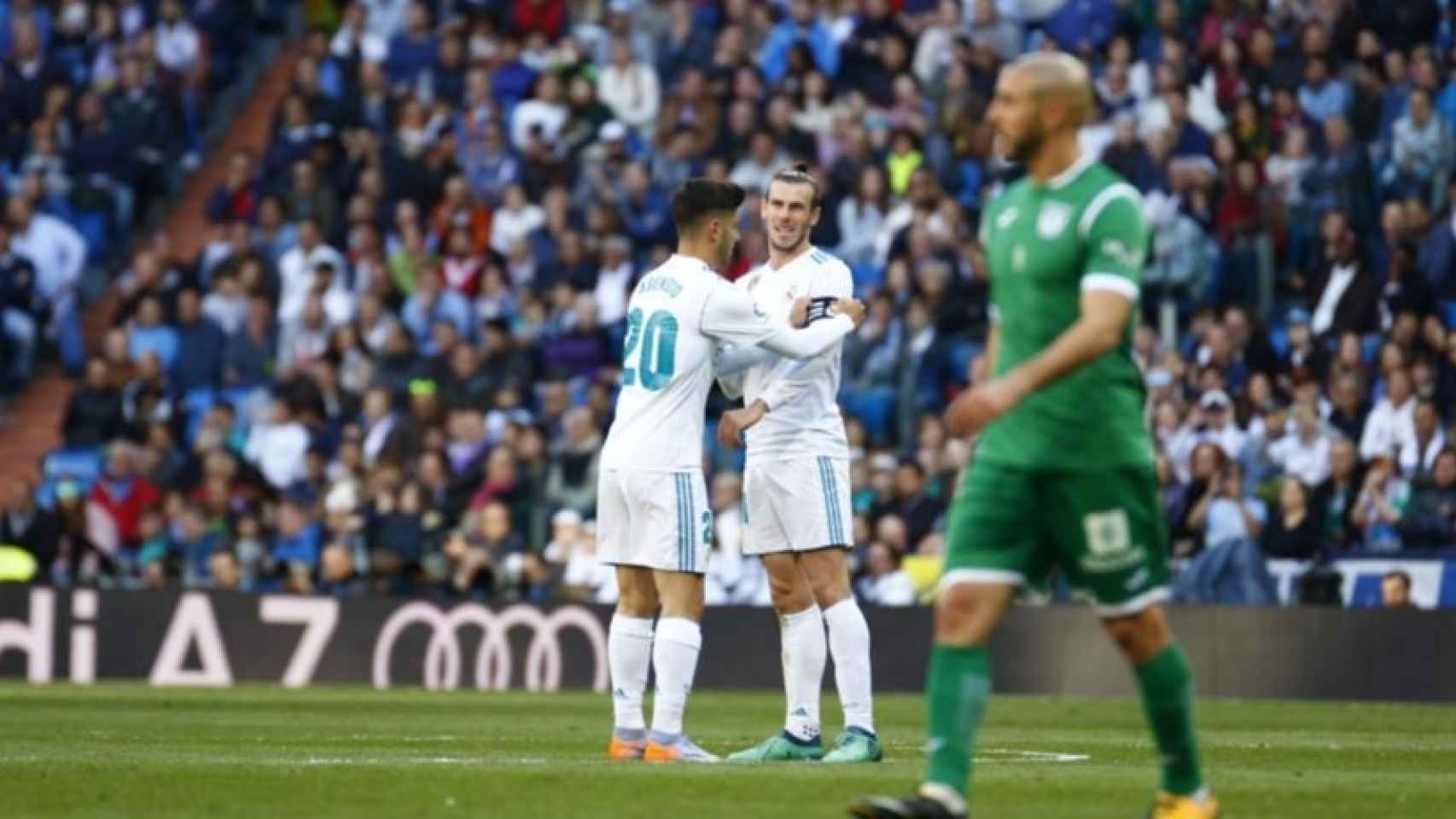 Asensio coloca a Bale el brazalete del Real Madrid. Foto: Pedro Rodríguez/El Bernabéu