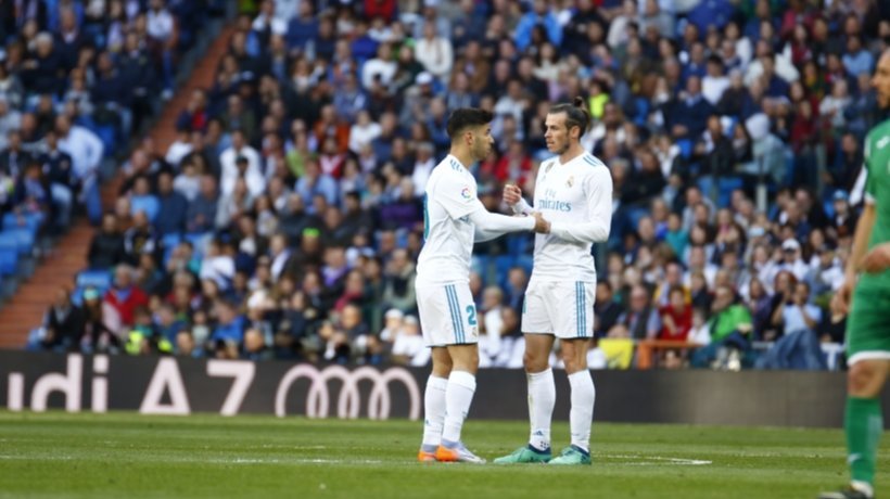 Asensio y Bale, con el brazalete del Real Madrid. Foto: Pedro Rodríguez/El Bernabéu