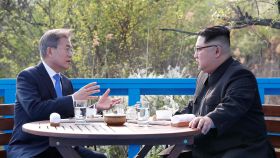 Los líderes de Corea del Sur y del Norte, durante su encuentro.