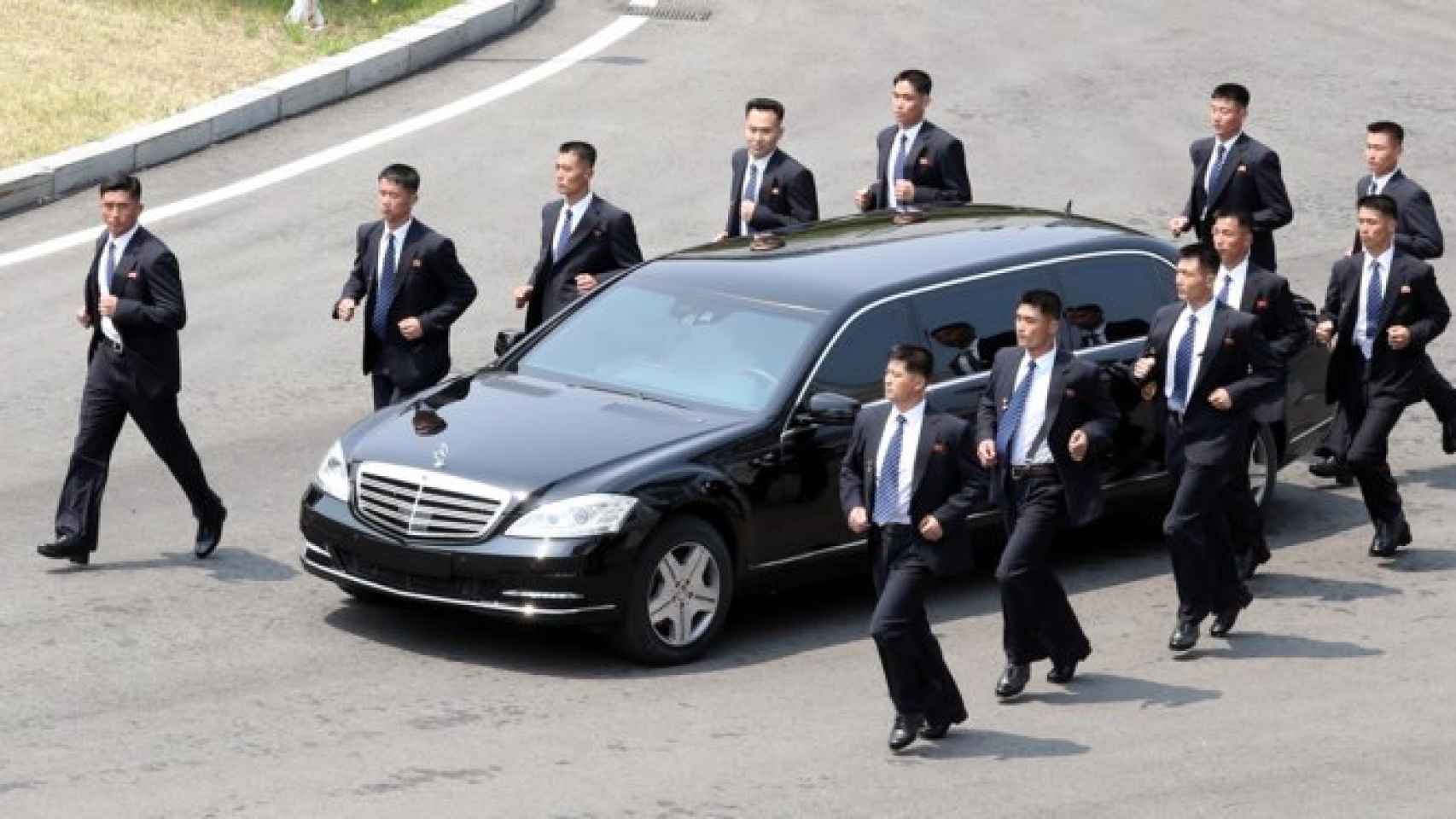 Los 'replicantes' acompañaron al líder norcoreano en su encuentro de este viernes.
