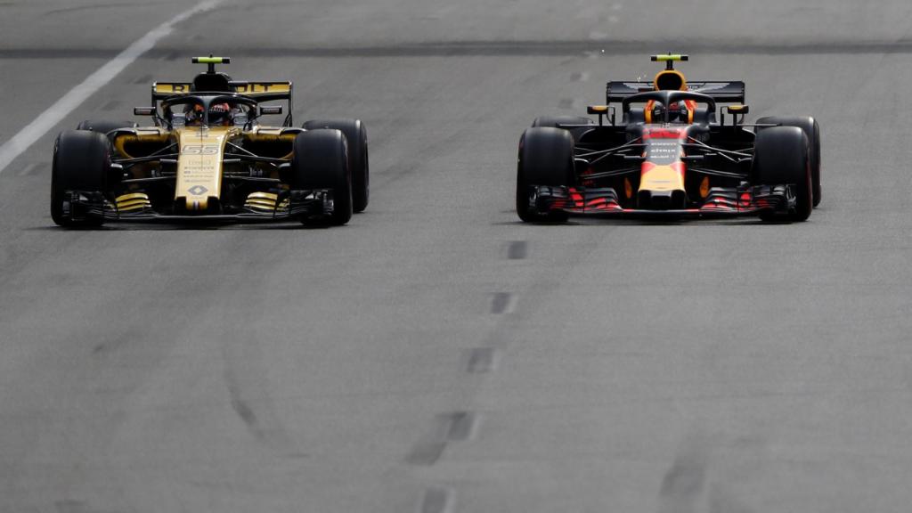 Carlos Sainz, en el momento en el que adelantó a Verstappen en Bakú.