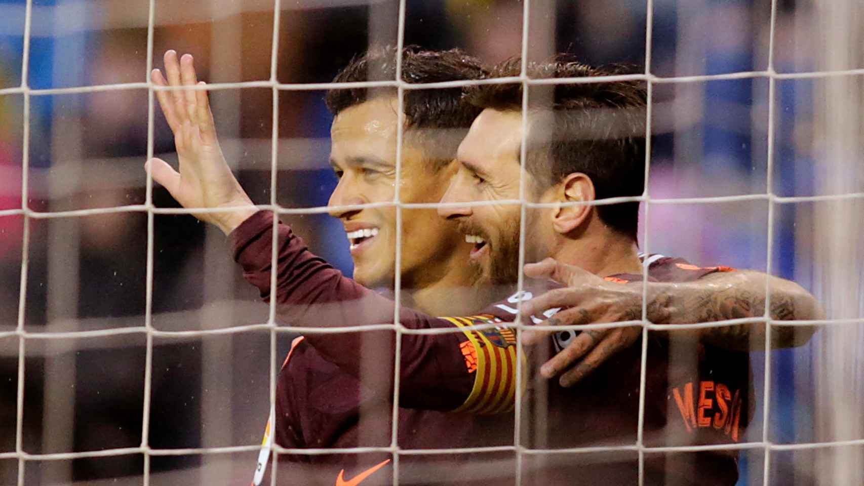 Leo Messi celebra con Coutinho uno de sus goles en Riazor.
