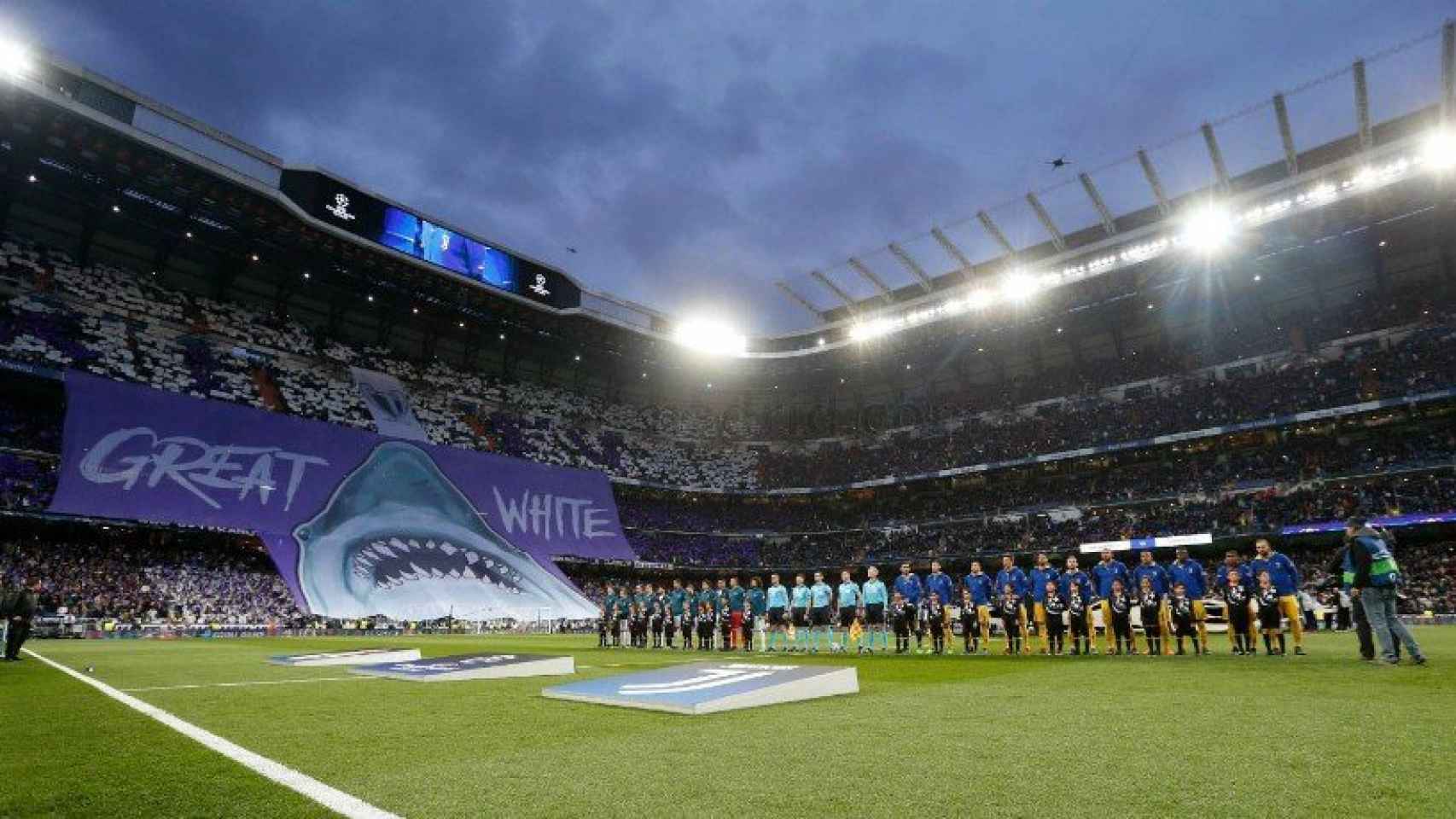Tifo en el Santiago Bernabéu en la Champions League