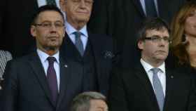 Puigdemont, a la derecha, junto a Bartomeu, presidente del Barcelona.