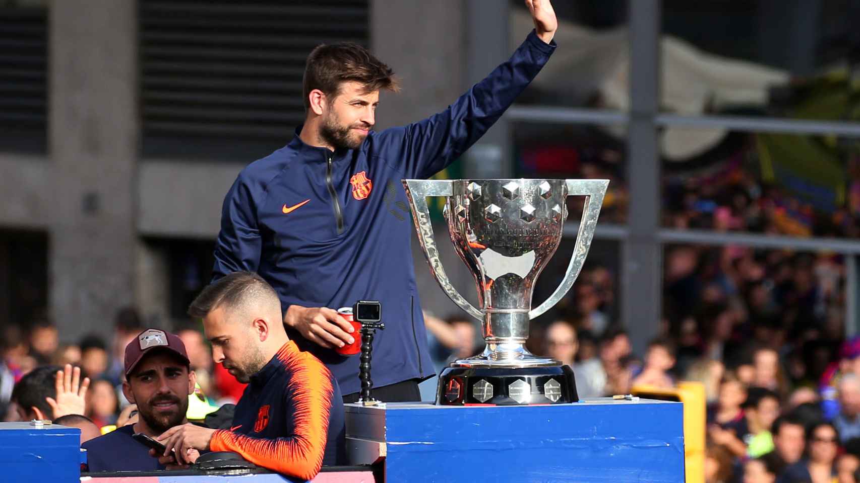 Gerard Piqué, junto al trofeo de LIga, en el bus del Barcelona.
