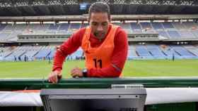 Un árbitro de FIFA revisa una jugada mediante el sistema VAR. Foto: theifab.com