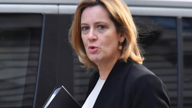 Dimite la ministra de Interior británica tras la polémica sobre las cuotas para deportar a ilegales