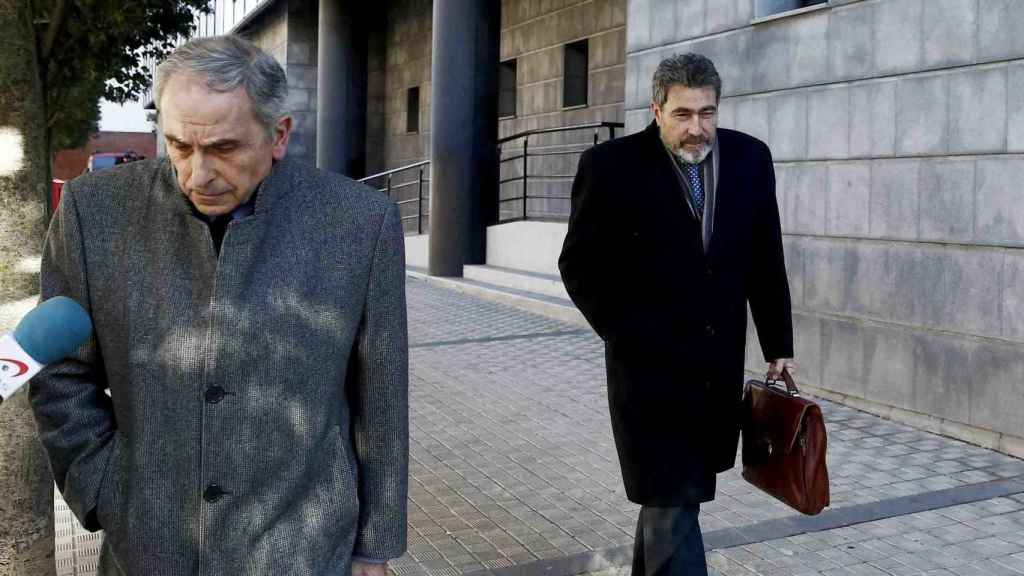 Los dos abogados de la víctima de 'la Manada, Carlos Bacaicoa (i) y Miguel Ángel Morán saliendo del Palacio de Justicia de Navarra tras una de las sesiones del juicio celebrado en noviembre de 2017.