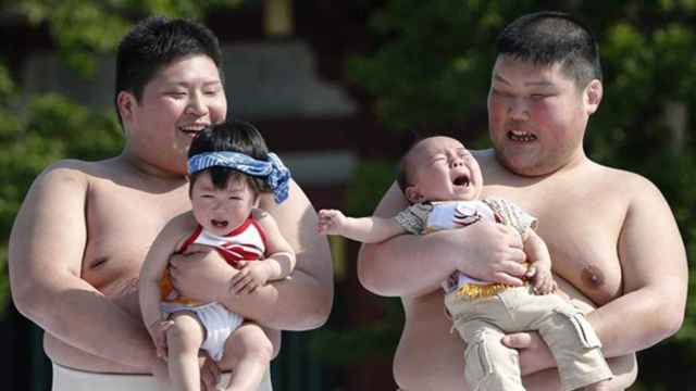 Dos bebés desempatando para ver quién se proclama ganador de Naki Sumo.