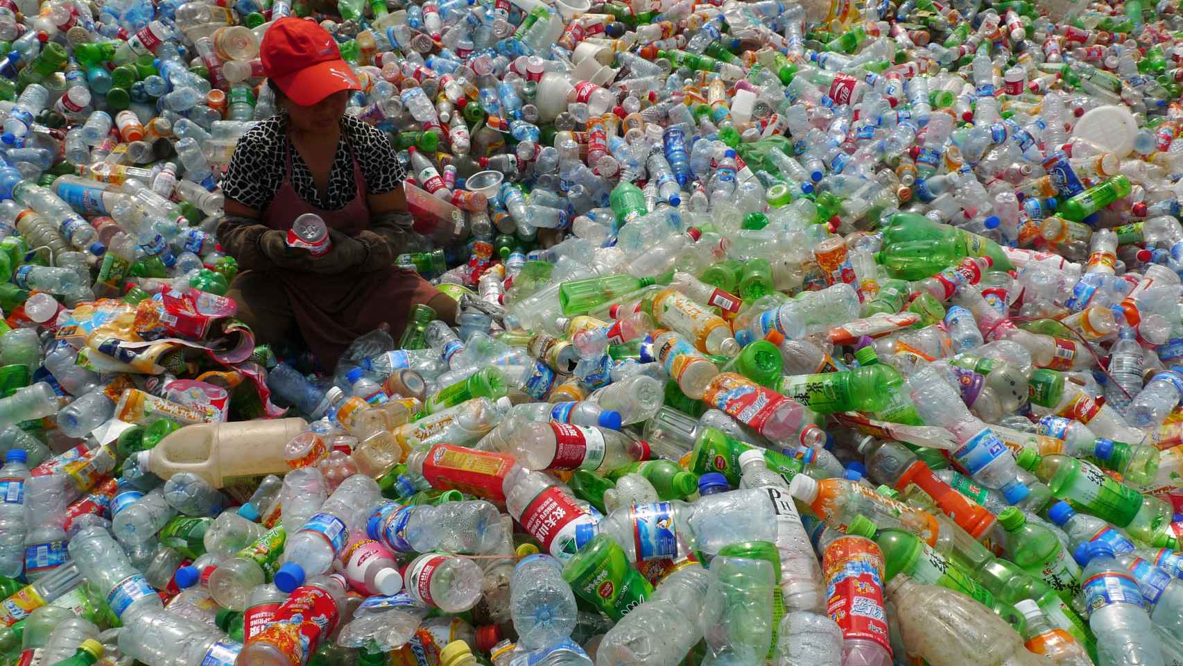 Una trabajadora en una planta de reciclaje de botellas de plástico de Henan, China.