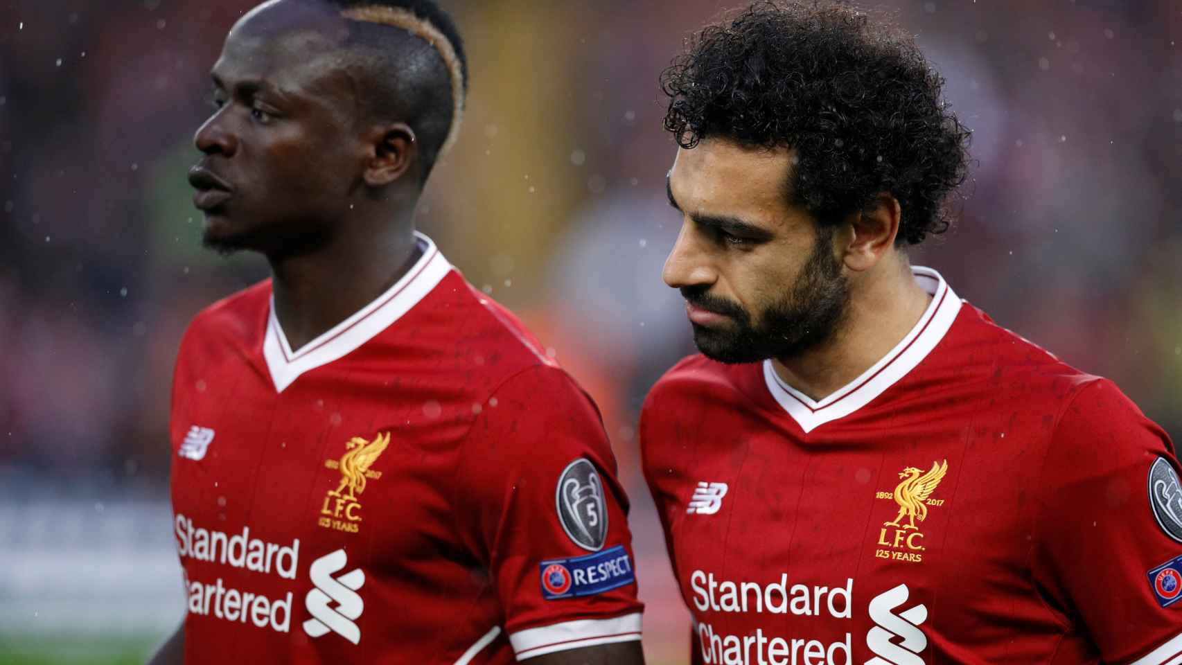 Mané junto a Salah durante un partido con el Liverpool.