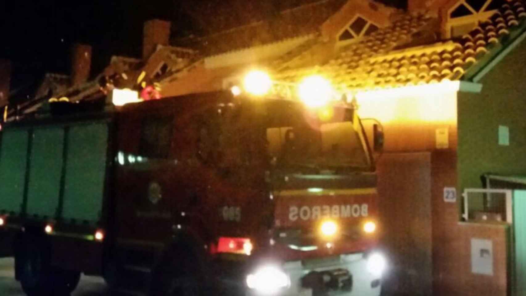 Valladolid-incendio-aldeamayor-bomberos-chimenea