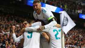 Los jugadores del Real Madrid, con Sergio Ramos a la cabeza, celebran el pase a la final de Champions.