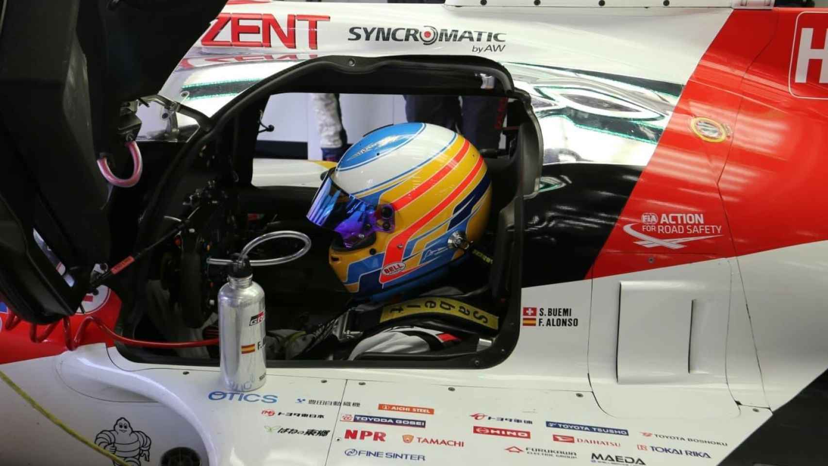Alonso con el Toyota que conducirá en Spa.