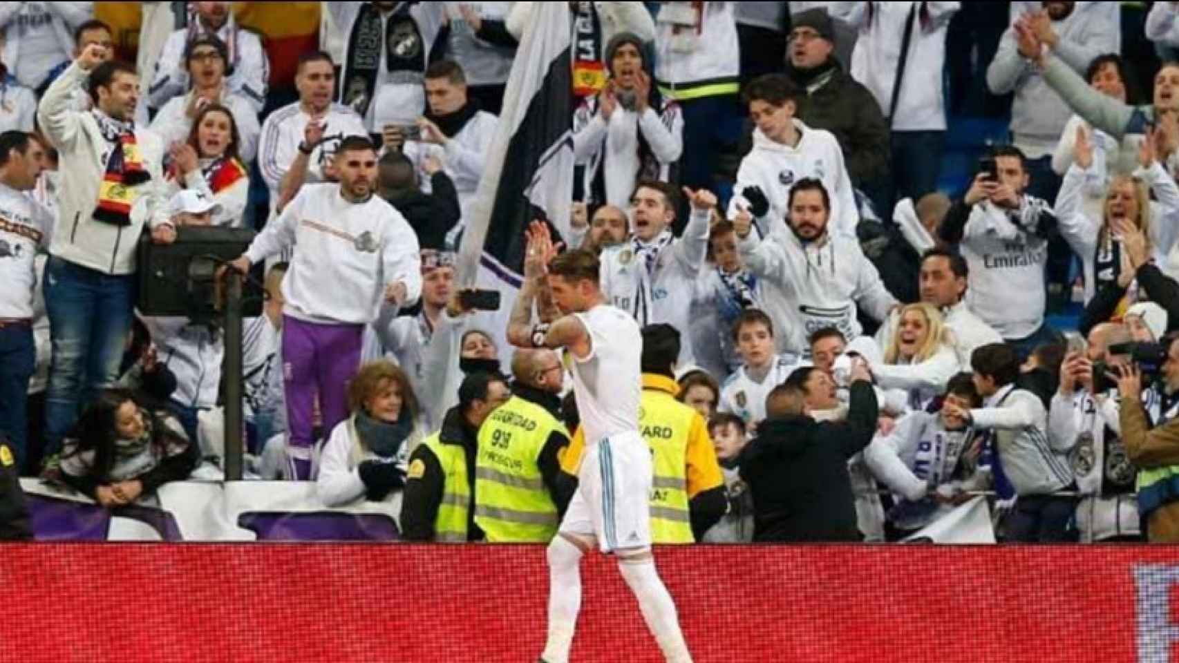 Sergio Ramos aplaude a la afición del Real Madrid