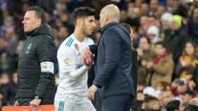 Asensio se saluda con Zidane. Foto: Pedro Rodríguez / El Bernabéu