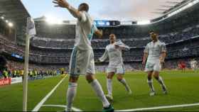 Asensio y Lucas Vázquez felicitan a Benzema por su gol a Bayern