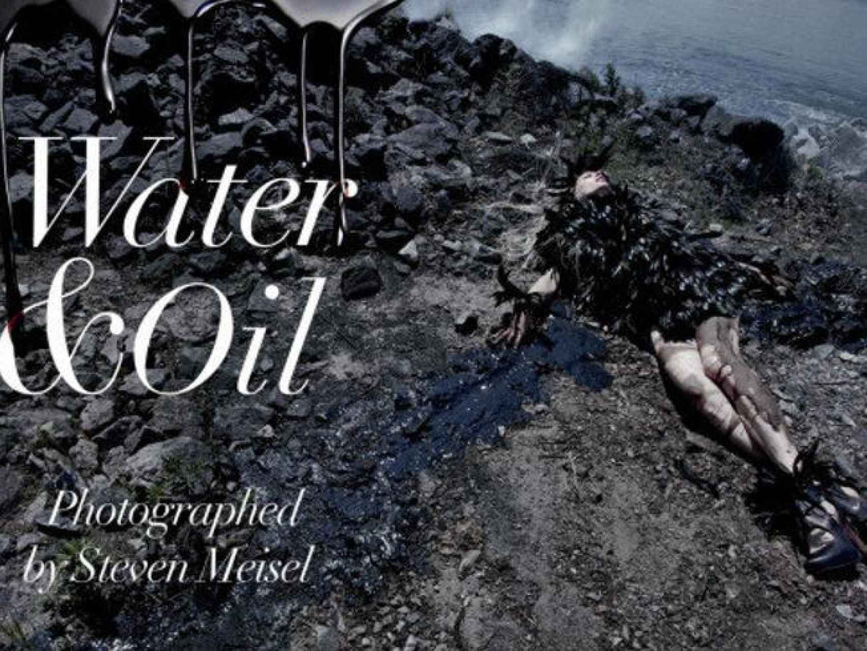 Reportaje sobre moda y vertidos en el mar, en el Vogue, de Steven Meisel.