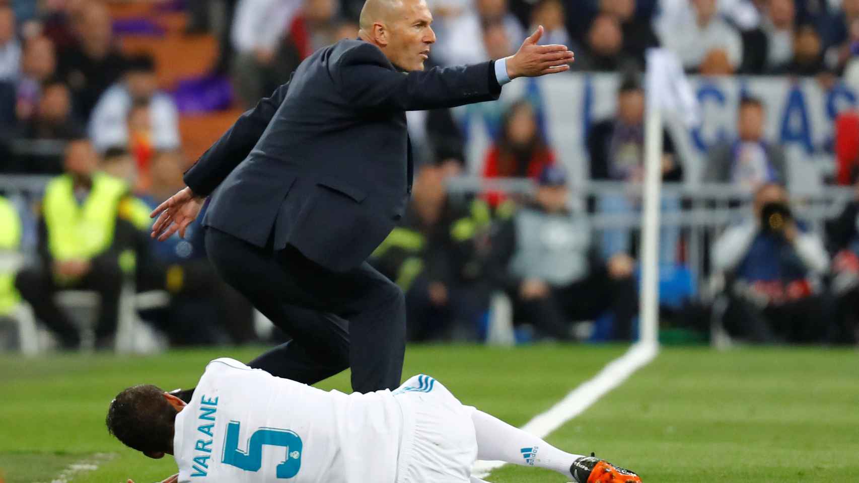 Zidane protesta una acción sobre Varane.