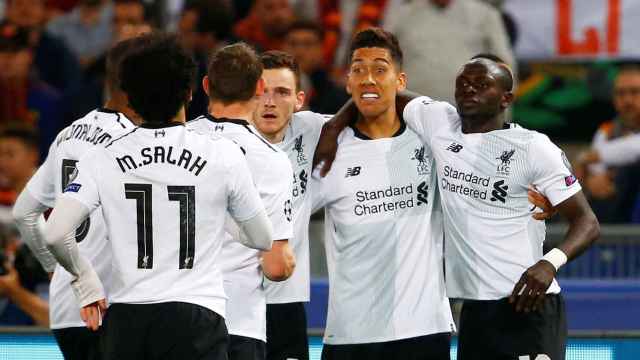 Los jugadores del Liverpool celebran el gol de Sané.