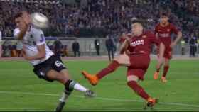 Penalti Roma - Liverpool. Foto: Twitter (@chrichampions)