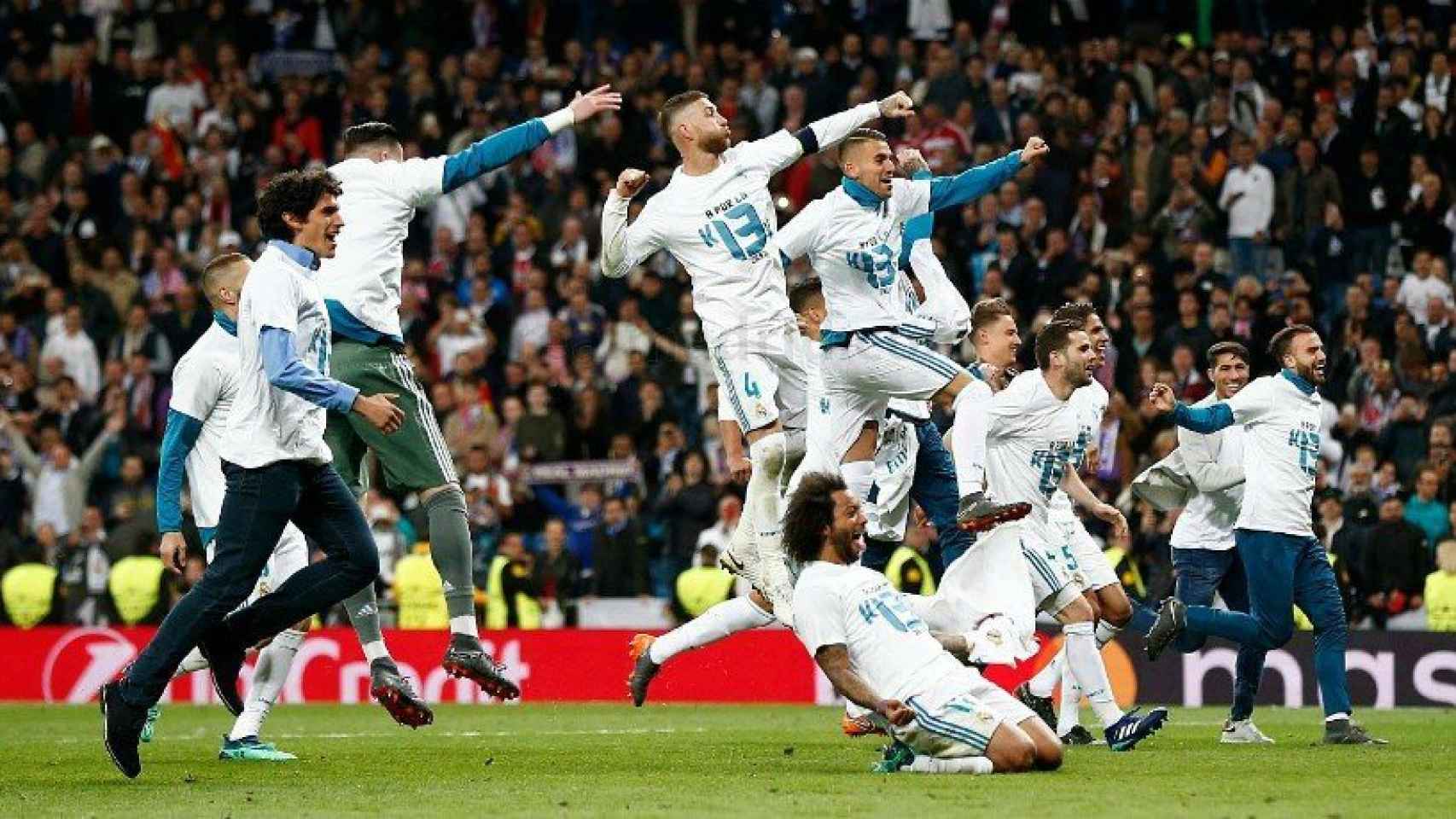 El Real Madrid celebra el pase a las semifinales de la Champions League