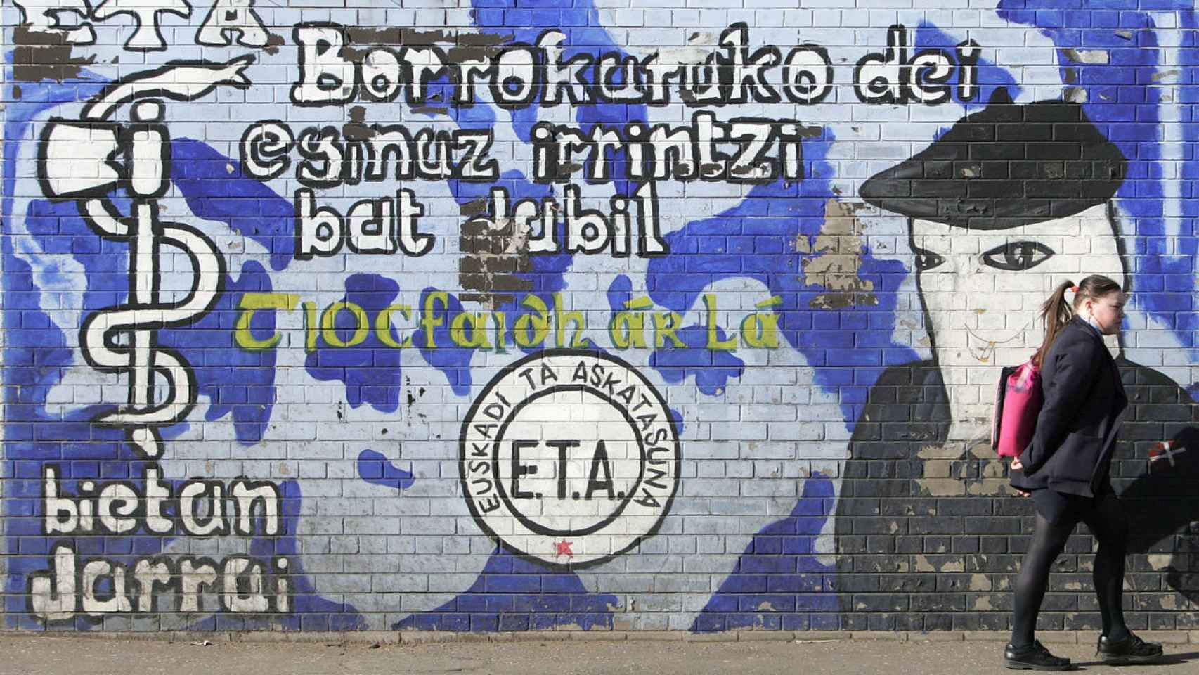 Pintada a favor de la lucha de ETA en las calles del País Vasco.