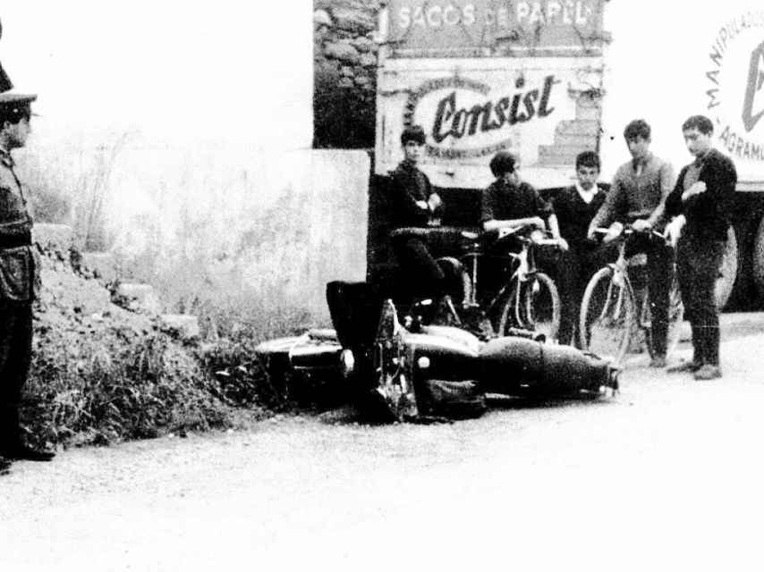 Un grupo de personas observa la moto de José Antonio Pardines después de su asesinato.