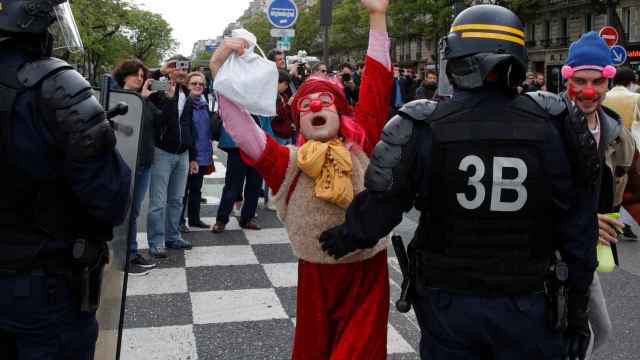 Un manifestante disfrazado de payaso durante la manifestación sindical del Primero de Mayo en París.