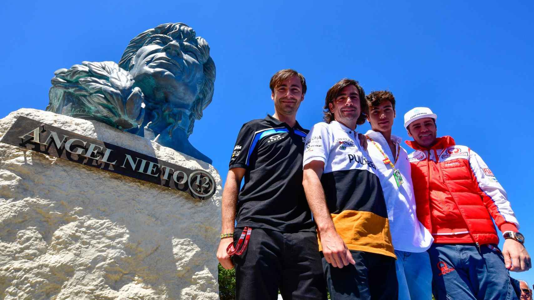 Pablo, Gelete, Hugo y Fonsi Nieto, ante el busto de Ángel Nieto en el circuito de Jerez.