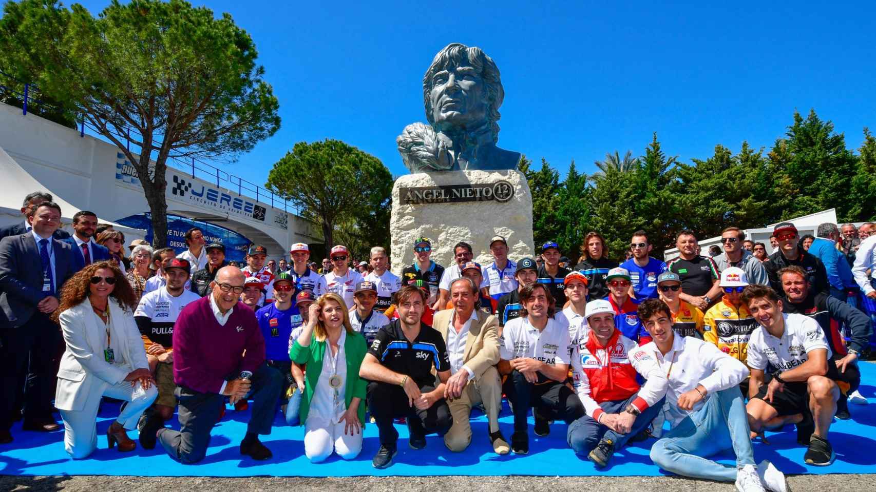Los pilotos de MotoGP, junto al busto de Ángel Nieto en el circuito de Jerez.