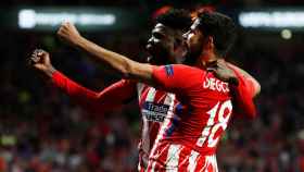 Diego Costa celebra su gol con Thomas.