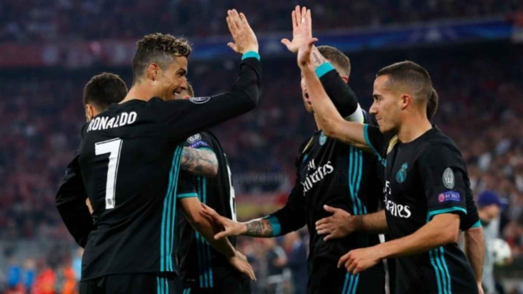 Cristiano Ronaldo felicita a Lucas Vázquez tras la asistencia a Asensio