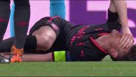 Koscielny se retuerce de dolor tras su lesión. Foto: Twitter (@chirichampions).