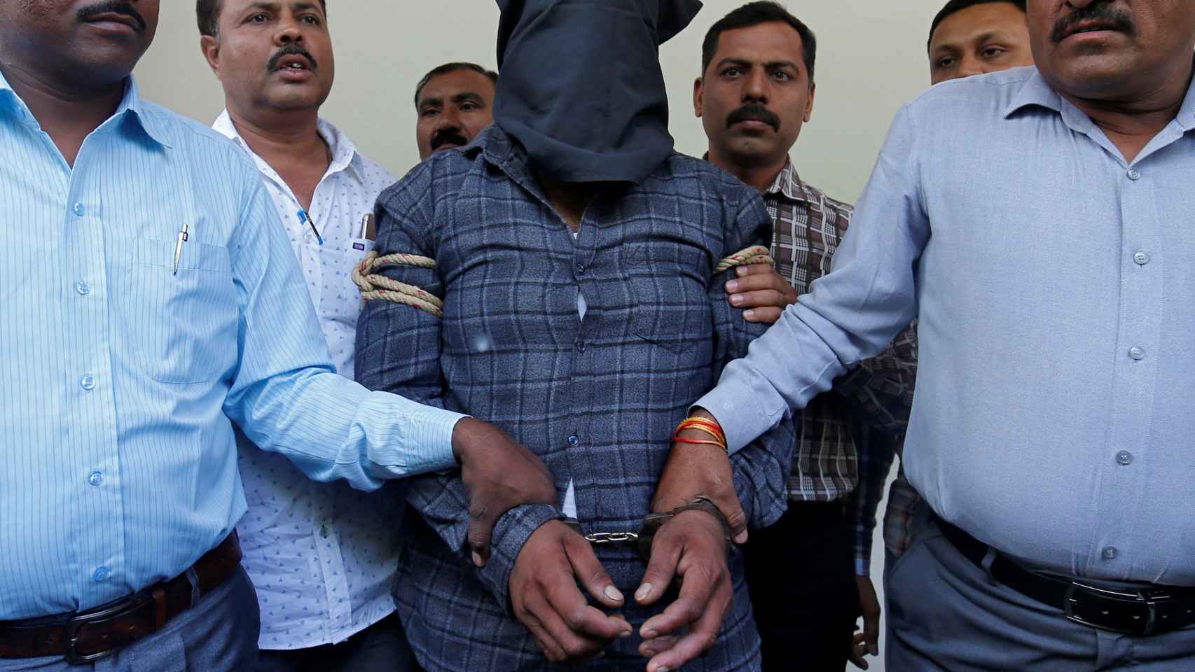 Un acusado de violar y matar a una niña de 11 años, escoltado por la policía en India