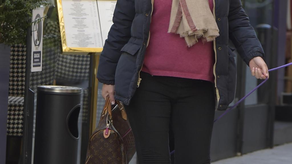 María Zurita luciendo su tripa de embarazada poco antes de dar a luz.